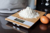 TZS First Austria Digitale K&uuml;chenwaage, K&uuml;chenger&auml;t zum Abwiegen von Lebensmitteln, Digitalwaage zum Wiegen von Zutaten bis 5 kg max., Briefwaage, in Holz/Wei&szlig;